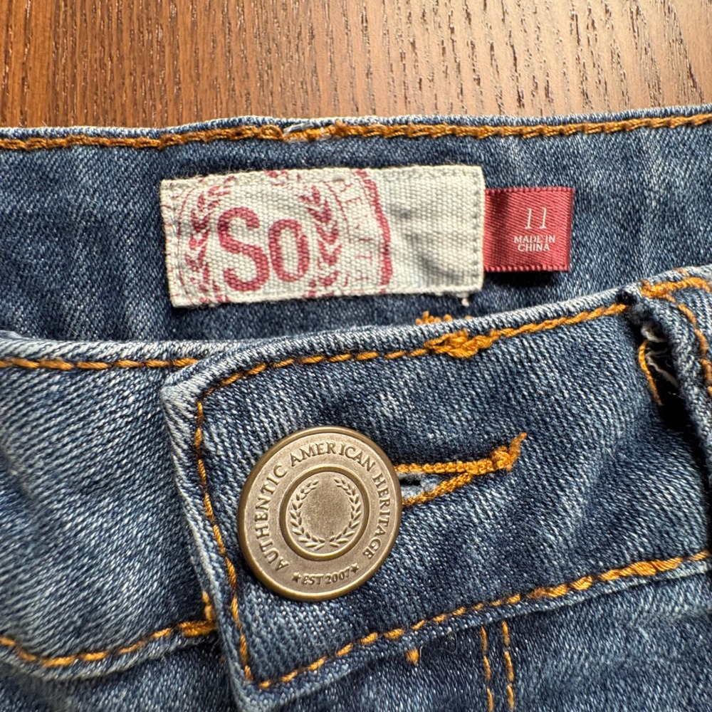 SO Cropped Jeans Womens 11 Blue Mid Rise Straight Leg Stretch Denim EUC - Picture 2 of 8